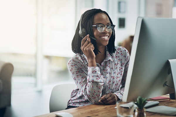 une conseillère e agence intervenant dans la relation client 
